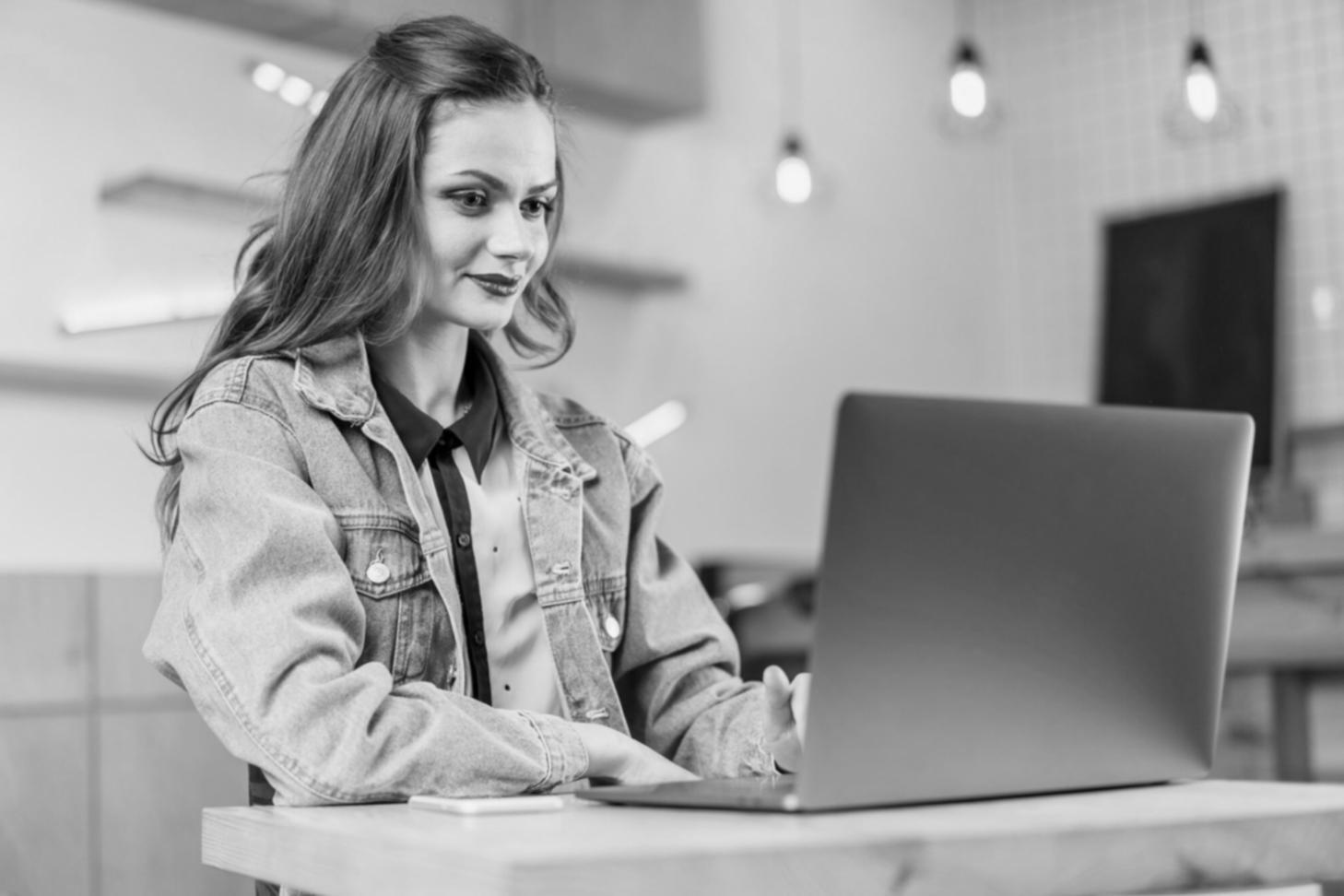 Analyse approfondie des stratégies d'investissement avec documents financiers et graphiques de performance