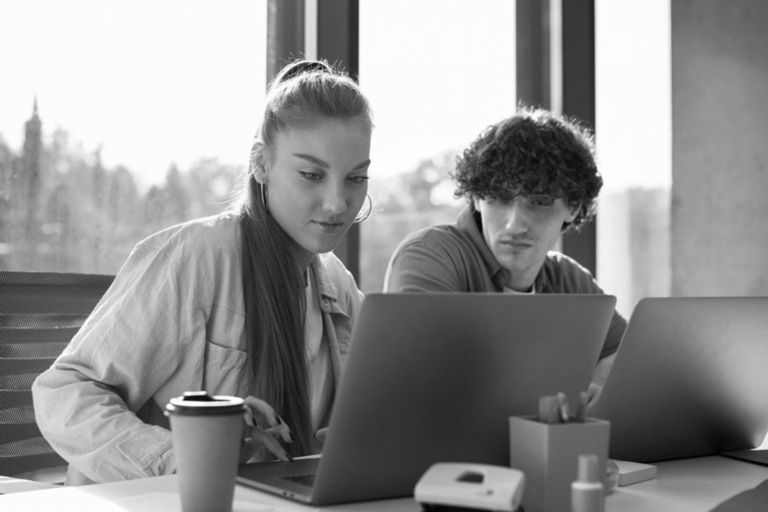 Analyse financière approfondie avec graphiques et documents d'entreprise