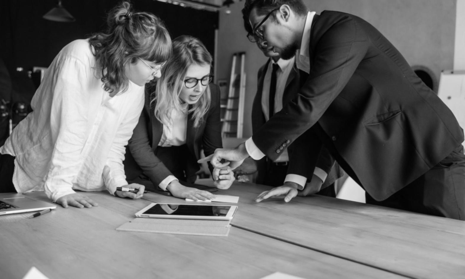 Espace de travail avec outils d'analyse financière et documents stratégiques